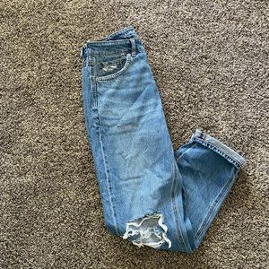 American Eagle women’s high waisted mom jeans, lighter wash, size 6 long